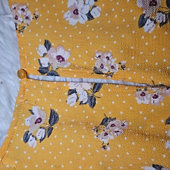 Almost Famous Yellow Floral Cinched Waist Dress – Size Medium (Juniors) - Picture 10 of 12